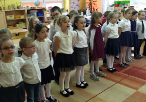 Dzieci śpiewają piosenkę pt. "Tango dla Babci".
